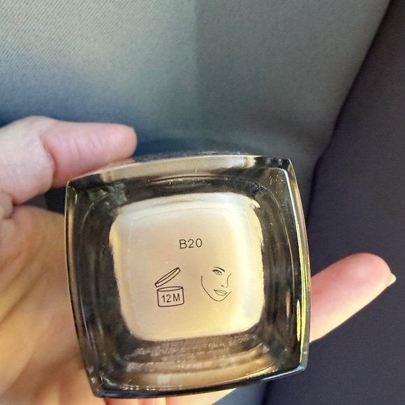 CHANEL Sublimage L'Essence de Teint Foundation - Picture 3 of 4